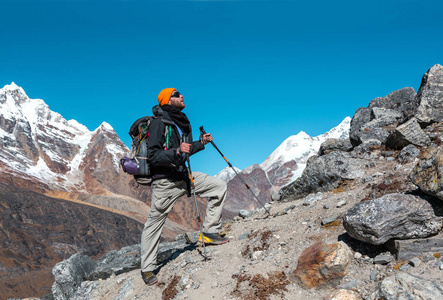 登山者爬上岩石的山脊照片