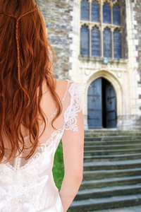 由石台阶教堂外的新娘