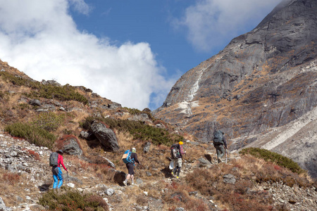 组的徒步旅行者在山顶上行走