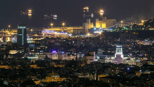 观看巴塞罗那夜 timelapse, 地中海和巴塞罗那港口从卡梅尔。加泰罗尼亚, 西班牙。4k