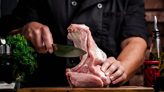 人厨师, 屠夫, 切开生肉与牛肉, 羊肉, 小牛肉, 拿着刀子在他的手, 在
