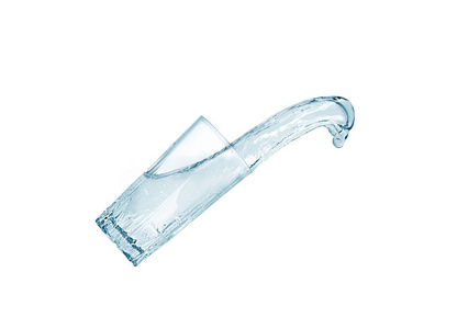 一杯水在白色背景上图片