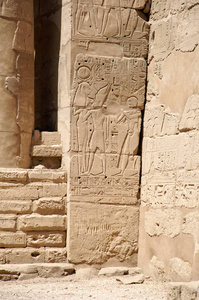 古浮雕在埃及, 卢克索, 非洲的卡纳克神庙废墟上
