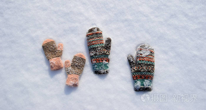 冷冻的手套，在雪地上