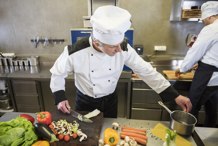 忙碌的厨师在厨房工作照片