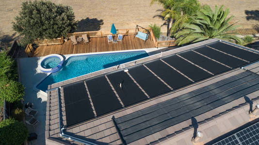 安装在大房子屋顶上的热太阳能电池板