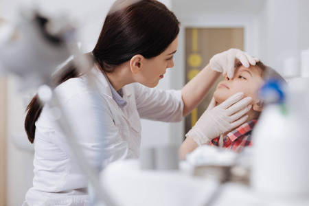 牛黄喉严重的耳鼻喉科检查鼻子问题照片