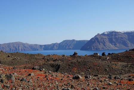 在被水淹没的圣托里尼火山口的 Nea Kameni