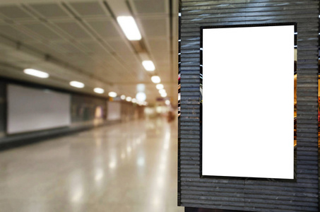 空白广告牌或广告灯箱为您的短信或媒体内容在地铁车站, 交通, 商业和营销理念模糊的人行道图像