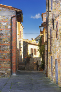 在托斯卡纳，Contignano 的小古镇的街道