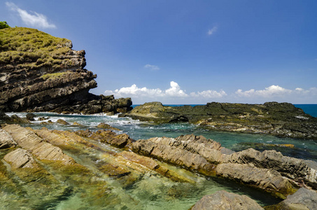 日间岛位于马来西亚丁加奴，独特的岩石形成与纹理包围清澈的水在阳光灿烂的日子