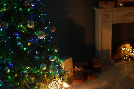 圣诞树在时尚客厅室内装饰晚上