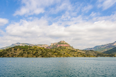 Siurana 坝湖，西班牙的视图