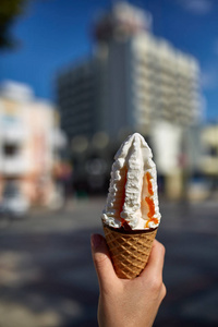 第一人称, 女孩走在路上, 手里拿着冰淇淋, 田野浅景深