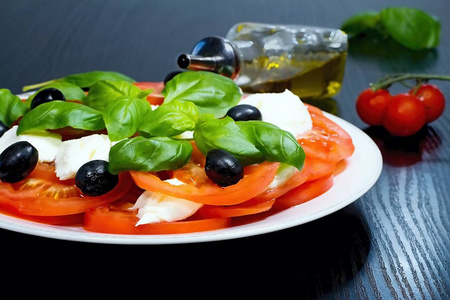意大利番茄沙拉。意大利传统凯普莱斯色拉配料。地中海的食物。意大利沙拉