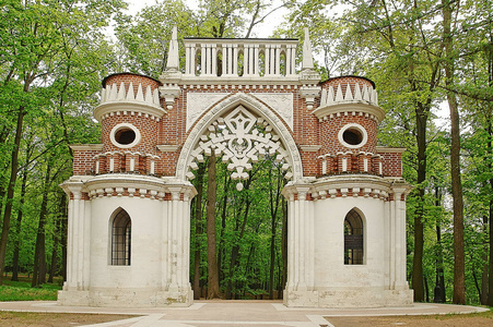 老装饰拱在莫斯科公园