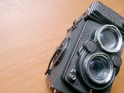 软焦点的修饰复古静物画风格的旧相机