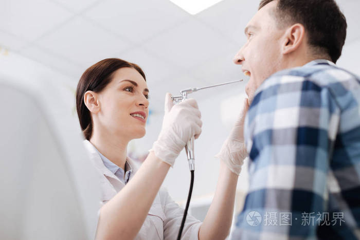 有吸引力耳鼻喉科医生做的男性病人喉咙考试