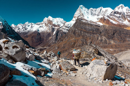 徒步旅行者在山地形上行走