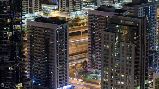 阿联酋迪拜码头晚上从 fooftop, 交通的道路和最高的摩天大楼 timelapse 4k