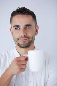 年轻商务男人喝一杯咖啡或茶