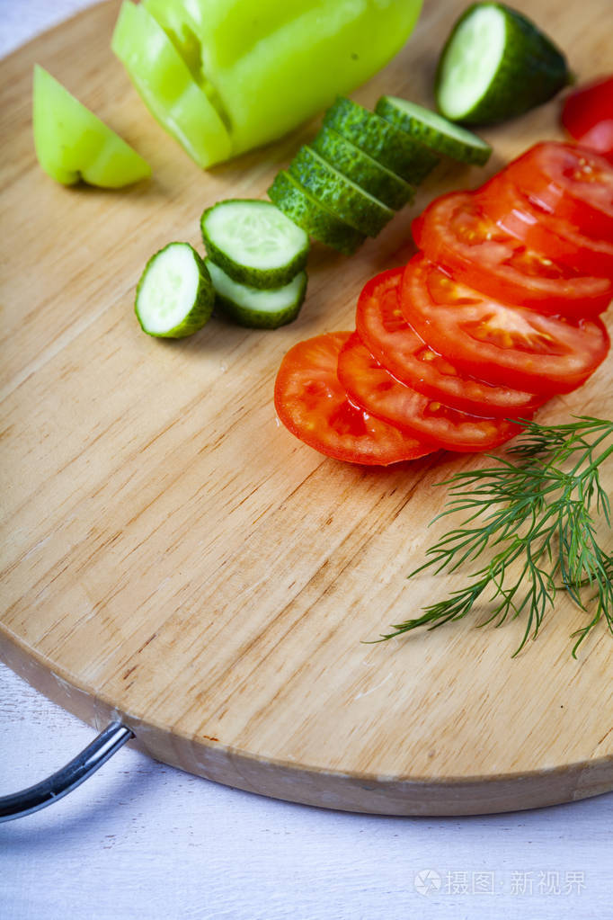 切板上的沙拉切片蔬菜.晚餐准备