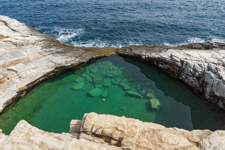 焦拉天然游泳池在萨索斯岛岛，希腊的惊人观点