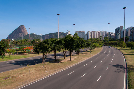 拓路四车道的马路,在弗拉门戈邻里照片