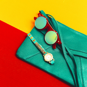 时尚的配件。绿色皮革离合器 手表和 sunglasse