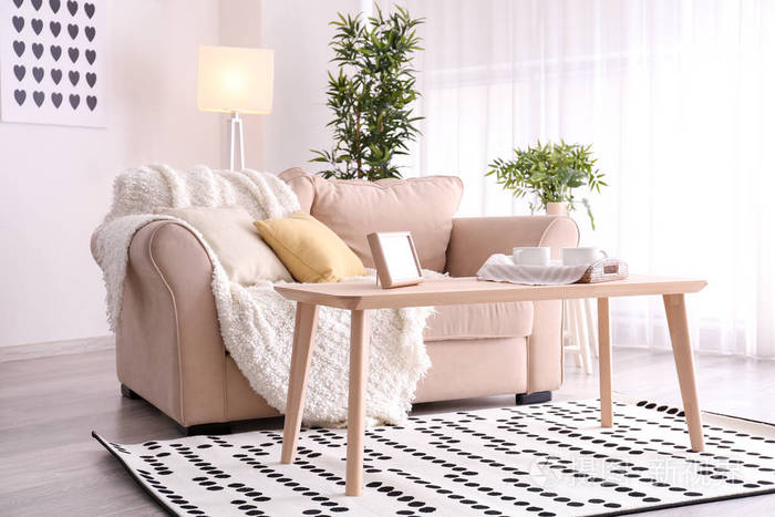 典雅的客厅内饰和舒适的沙发和桌子