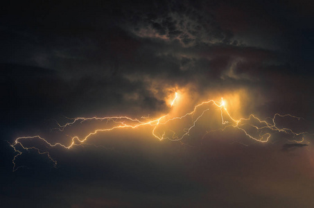 在漆黑的夜晚高建群卡通场景窗口暴风雨打雷的天气天上的云阴夏季的雨