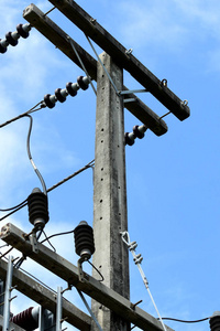高压输电线路. 具有天空背景图像的高压极输电系统。高电压塔在蓝天背景下