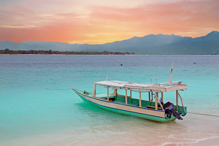 传统的船上侬岛海滩，在日落时印度尼西亚