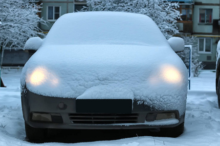 汽车覆盖雪