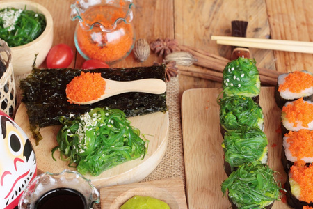 海藻沙拉和虾鸡蛋寿司卷照片