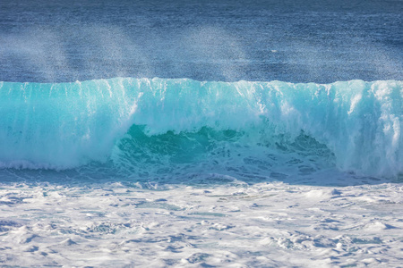 海浪与清澈的水