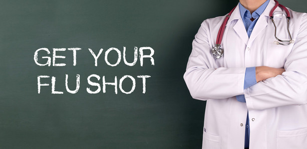 医生站在黑板前照片