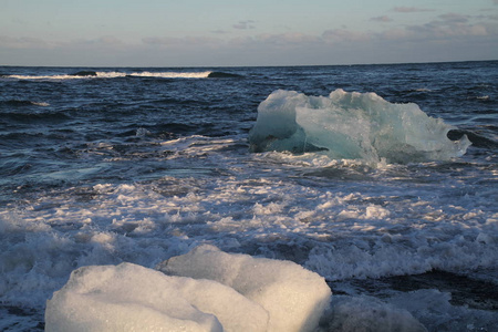 钻石海滩 jokulsarlon 冰岛. 在冰岛东南部的 jokulsarlon 海滩 钻石海滩 有黑色沙滩的冰岩石和冰山