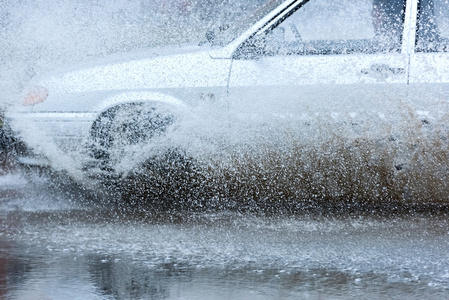 汽车雨水坑里溅水