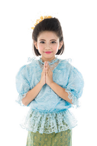 可爱的亚洲女孩在泰国服装白色背景。表演 Sawaddee 意味着你好