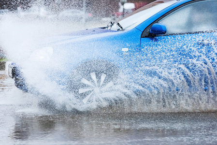 汽车水坑汽车雨水坑里溅水照片