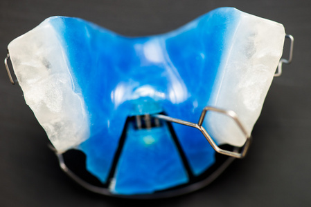 牙科蓝色可移动大括号或牙齿的家臣