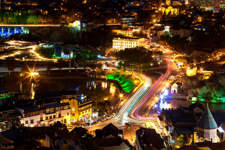 晚上的全景视图的第比利斯，格鲁吉亚国家的首都。迈达尼广场夜间照明和移动的汽车