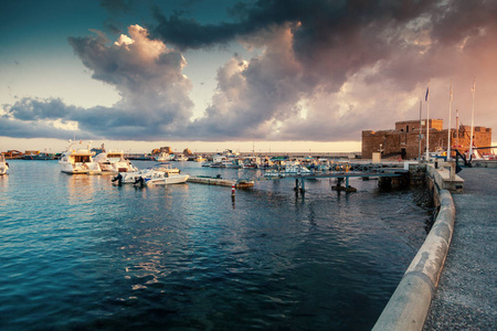 美丽多彩的日落在港口与小船, 帕福斯, 塞浦路斯城堡的看法, 美丽的风景