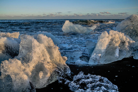 钻石海滩 jokulsarlon 冰岛. 在冰岛东南部的 jokulsarlon 海滩 钻石海滩 有黑色沙滩的冰岩石和冰山