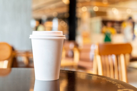 咖啡店和咖啡馆里的热咖啡纸杯
