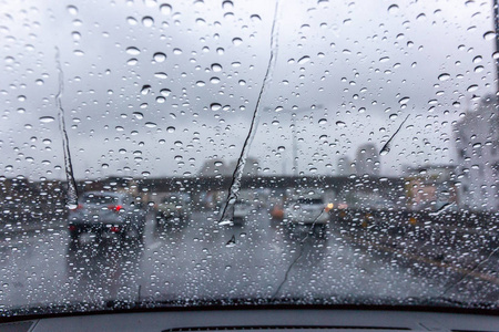 雨落在挡风玻璃上, 下雨时开车上路, 选择性对焦照片