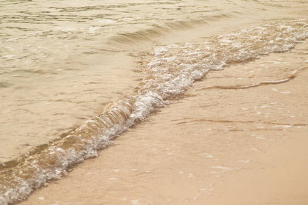 沙滩与平静的海浪