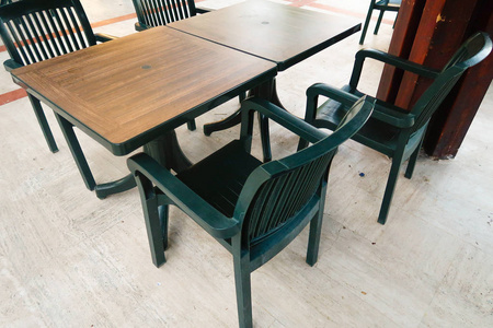 桌上的椅子在咖啡馆夏天