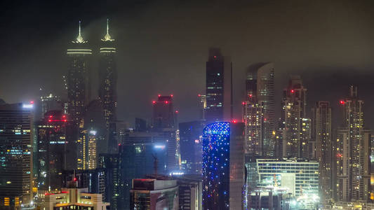 风景秀丽的现代化的大城市在夜晚游戏中时光倒流与夜交通和照明的摩天大楼 办公大楼的鸟瞰图。阿拉伯联合酋长国的迪拜商业湾